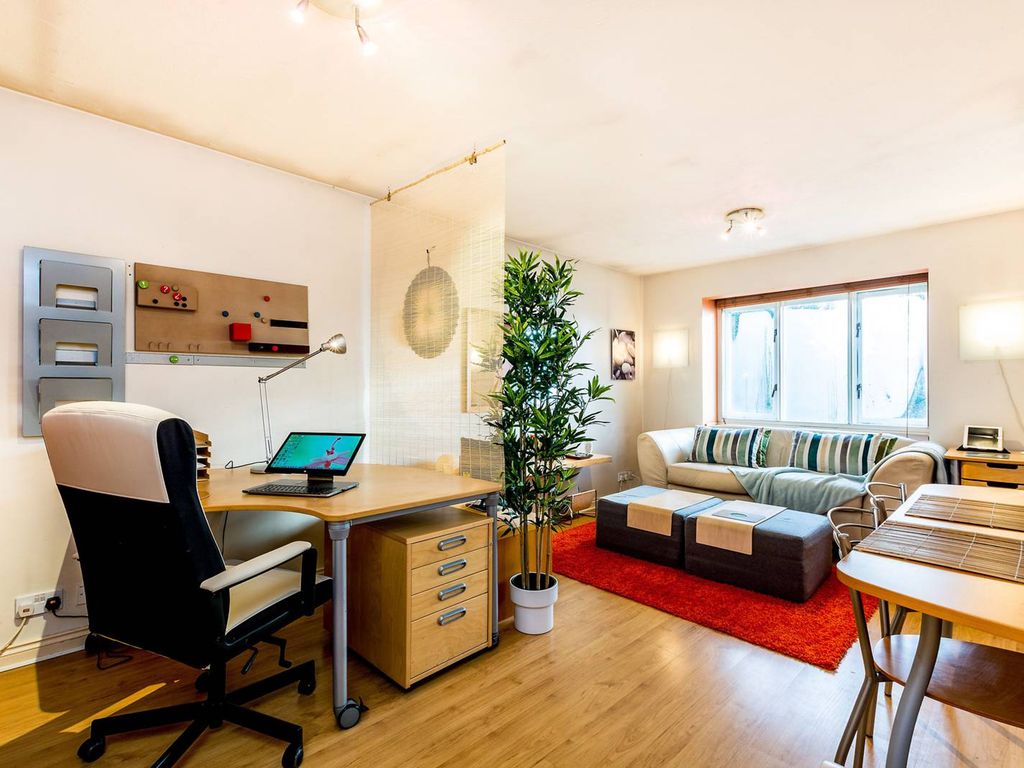 1 bed flat to rent in Heathcote Road, St Margarets, Twickenham TW1, £