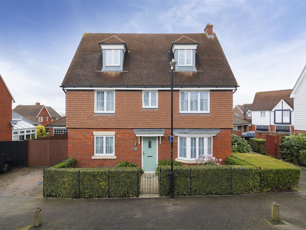 5 bed detached house for sale in Bluebell Drive, Sittingbourne ME10, £
