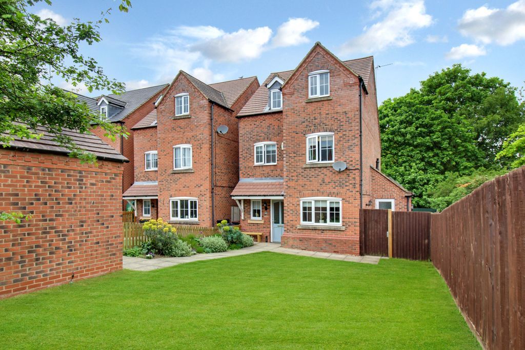 4 bed detached house for sale in Lakeshore Crescent, Whitwick