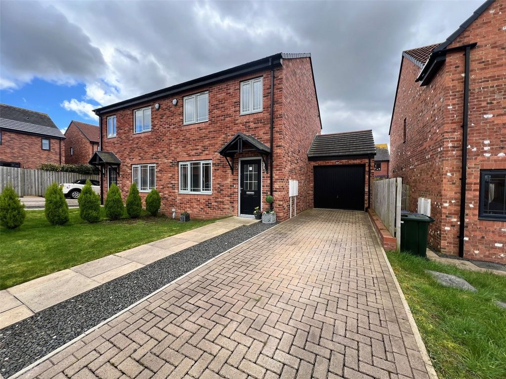 3 bed semidetached house for sale in Glen Drive, Dinnington, Newcastle