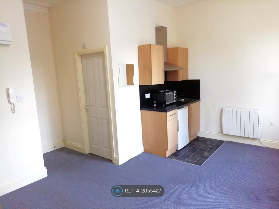 Studio to rent in Huddersfield Road, Mirfield WF14, £400 pcm Zoopla