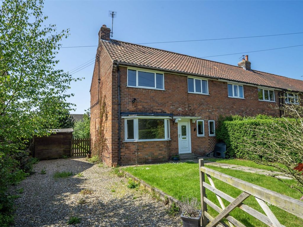 3 bed end terrace house for sale in Skipwith Road, Escrick, York YO19