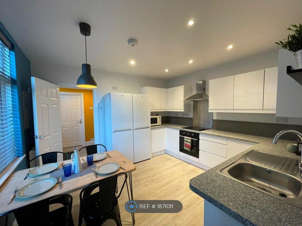 5 bed semidetached house to rent in Broadlands Road, Southampton SO17