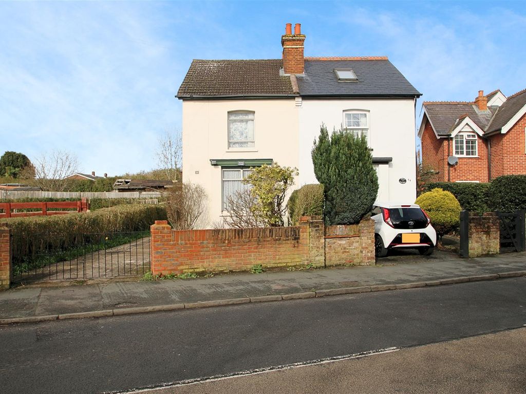 3 bed semidetached house for sale in Broadway, Knaphill, Woking GU21