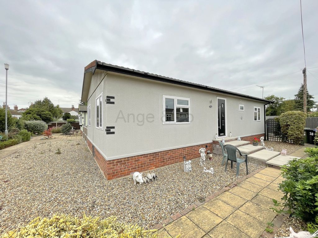2 bed mobile/park home for sale in Victoria Road, Oulton Broad