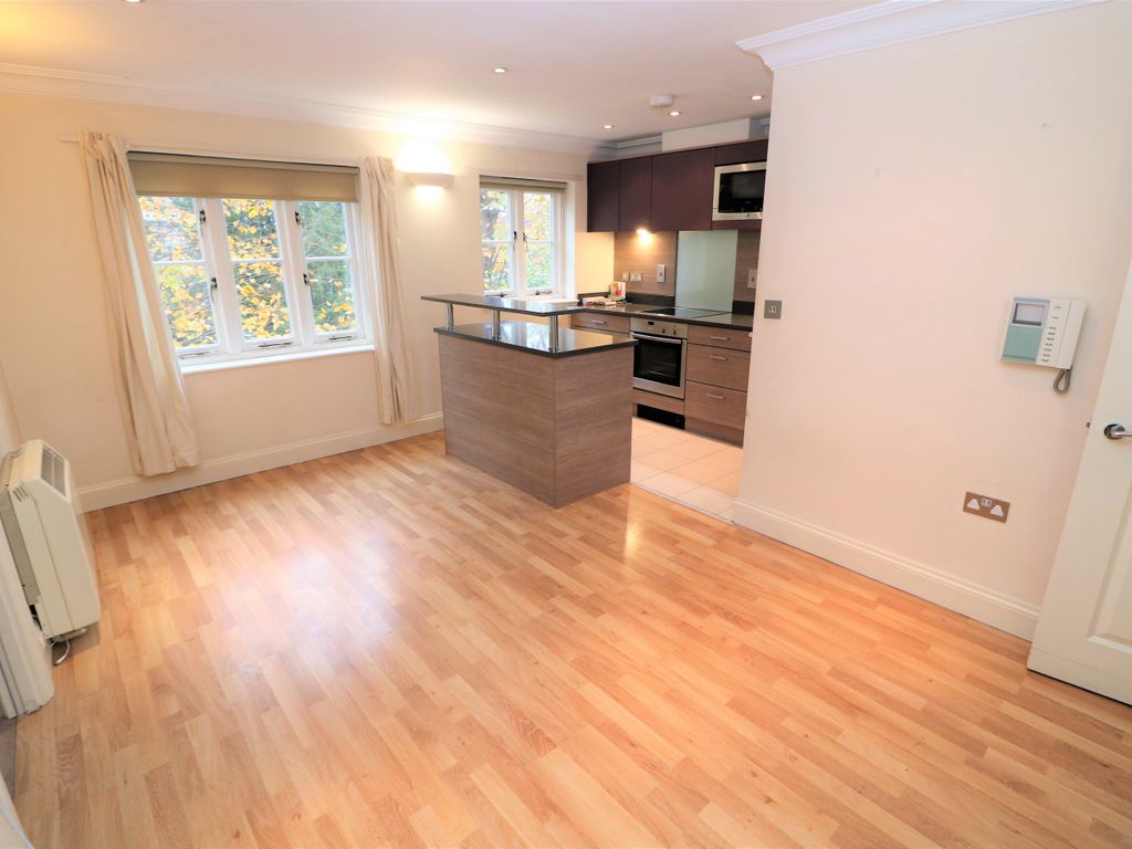 2 bed flat to rent in High Street, Dorking RH4, £1,250 pcm Zoopla