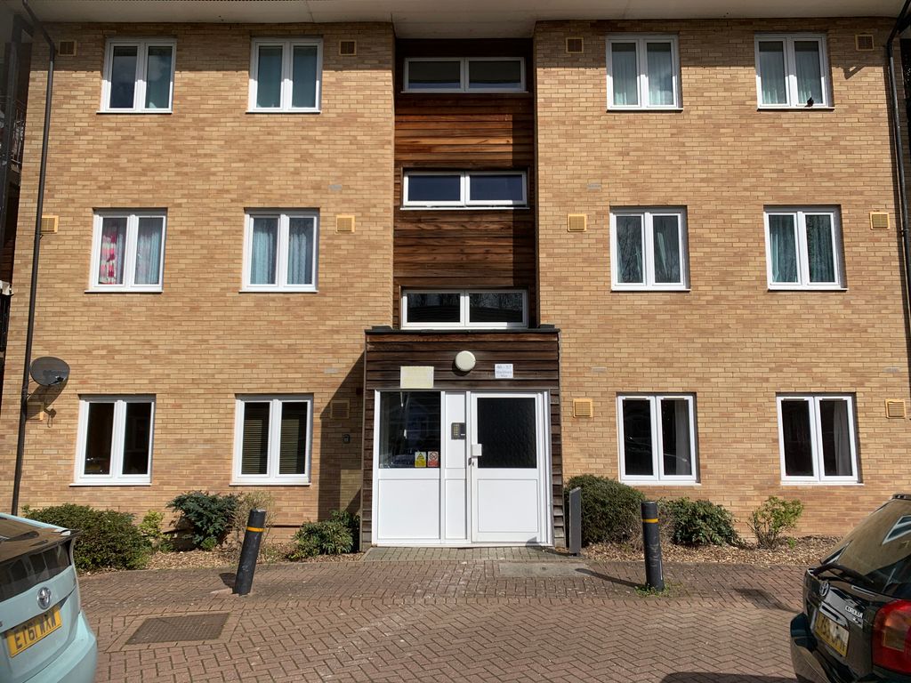 2 bed flat for sale in Blackburn Way, Hounslow TW4, £285,000 Zoopla