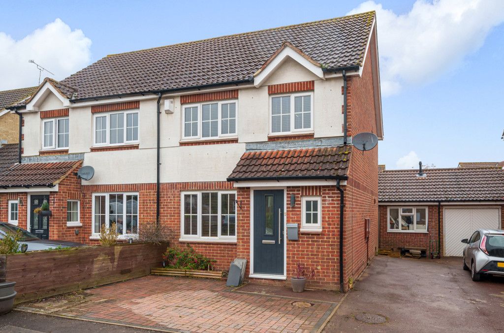 3 bed semidetached house for sale in Highdowns, Hatch Warren