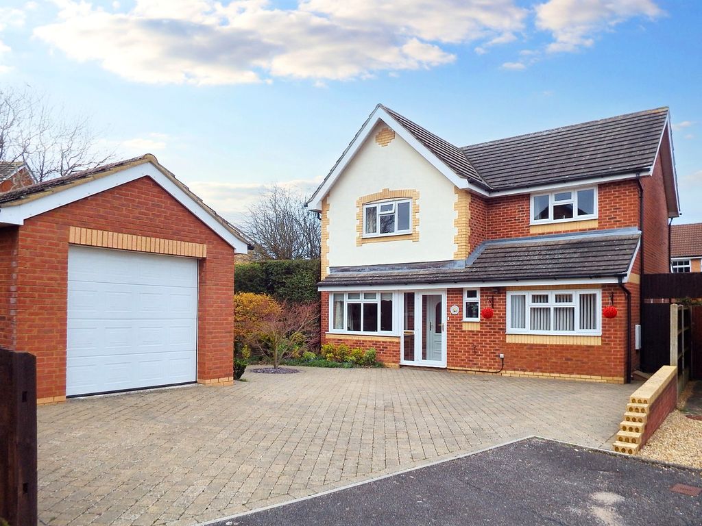 4 bed detached house for sale in Chepstow Close, Stevenage