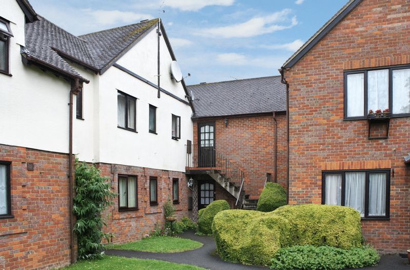 2 bed flat to rent in Chiltern Road, Wendover, Aylesbury HP22, £1,000