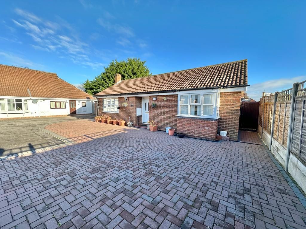2 bed detached bungalow for sale in Coppergate, Hempstead, Gillingham