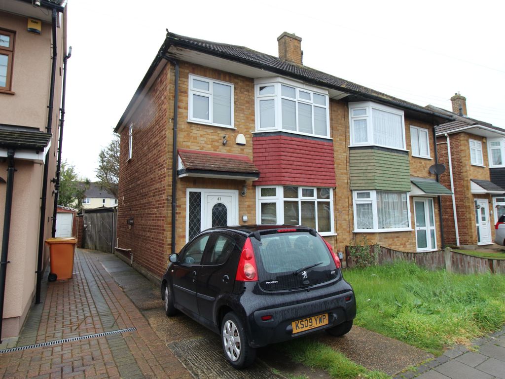 3 bed semidetached house to rent in Wantz Lane, Rainham RM13, £2,000