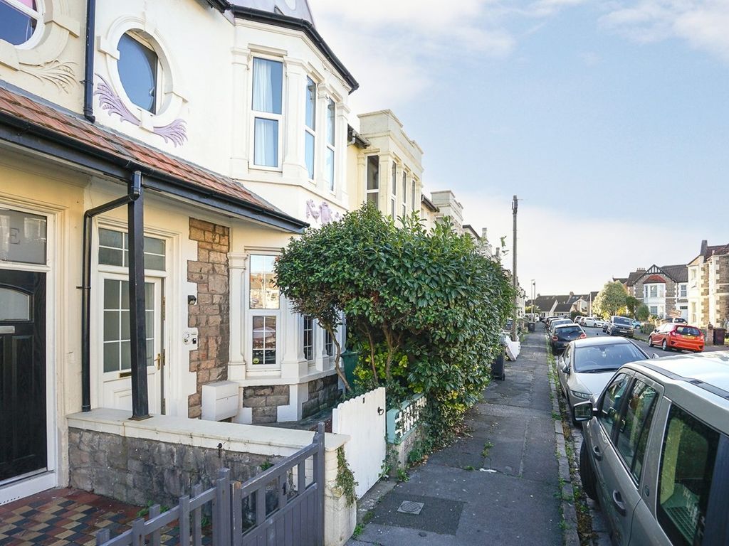 2 bed flat for sale in Langport Road, WestonSuperMare BS23, £175,000