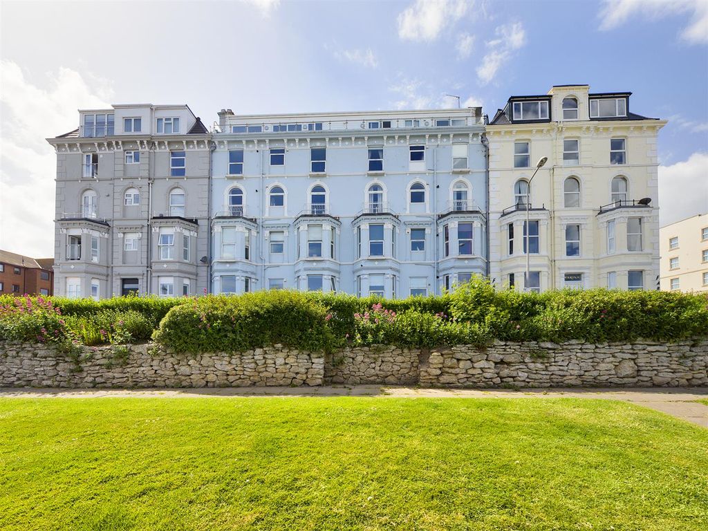 2 bed flat for sale in Royal Crescent Court, Royal Crescent