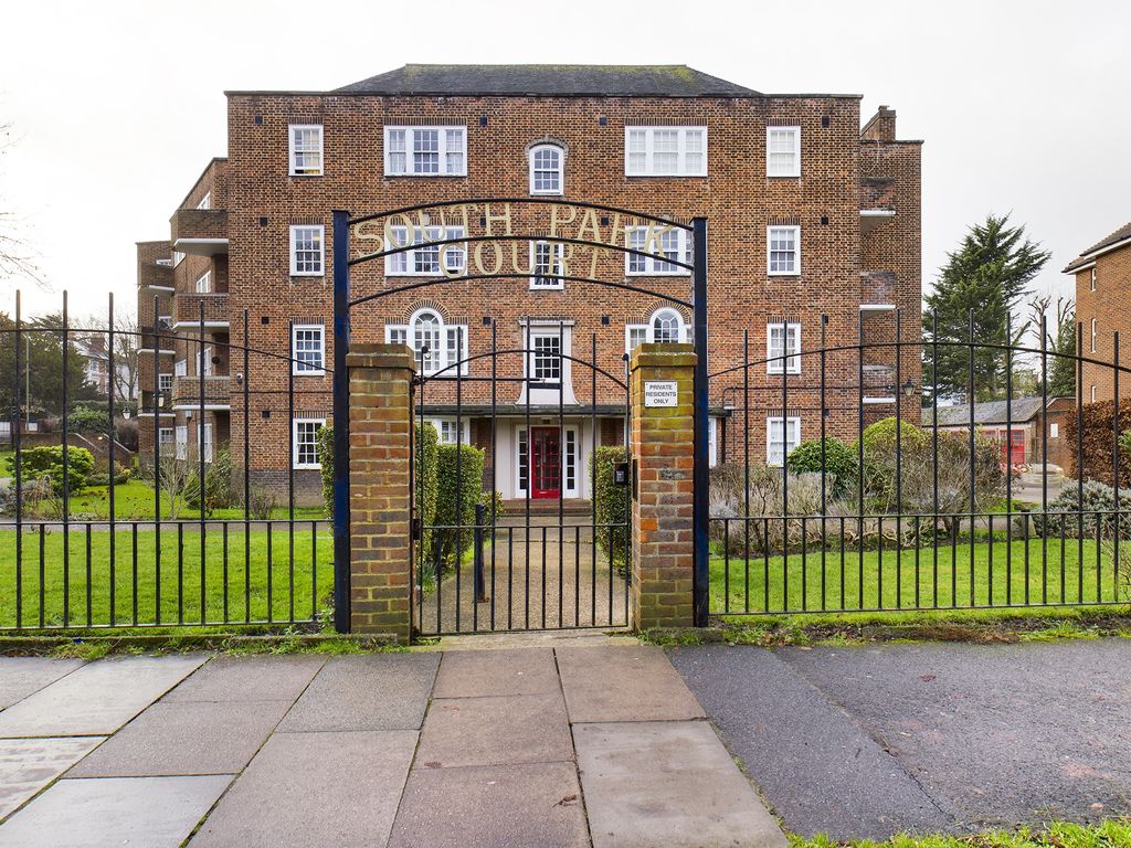 3 bed flat to rent in South Park Court, Park Road, Beckenham, Kent BR3