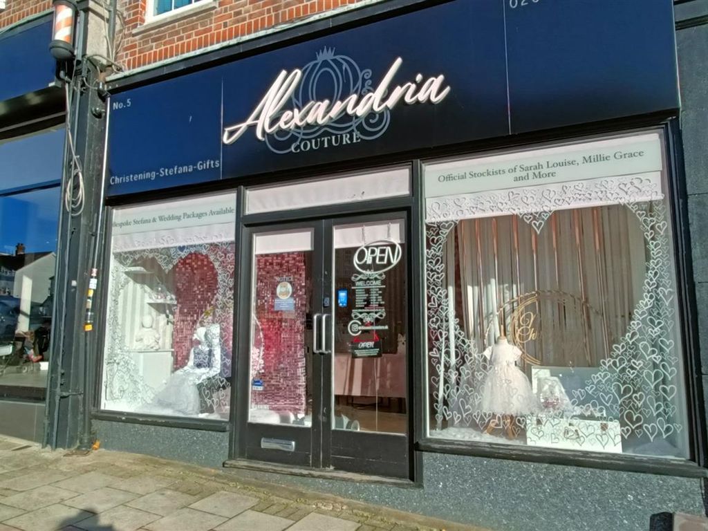 Retail premises to let in Onslow Parade, Hampden Square, London N14, £