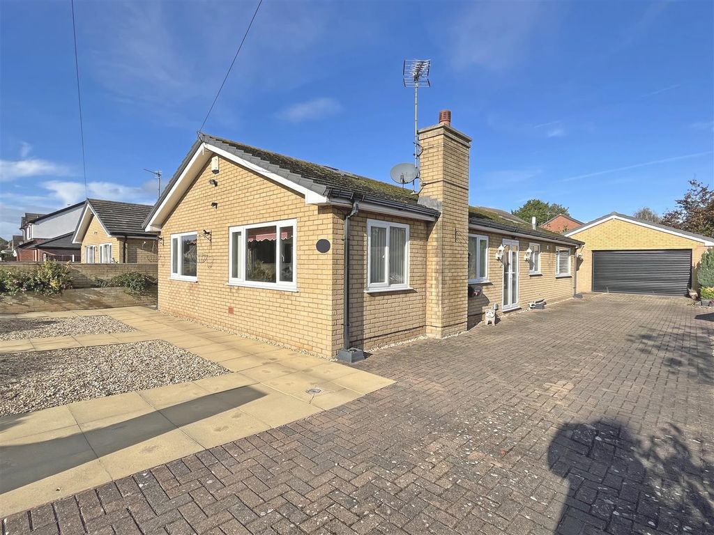3 bed detached bungalow for sale in Denbigh Circle, Kinmel Bay, Conwy