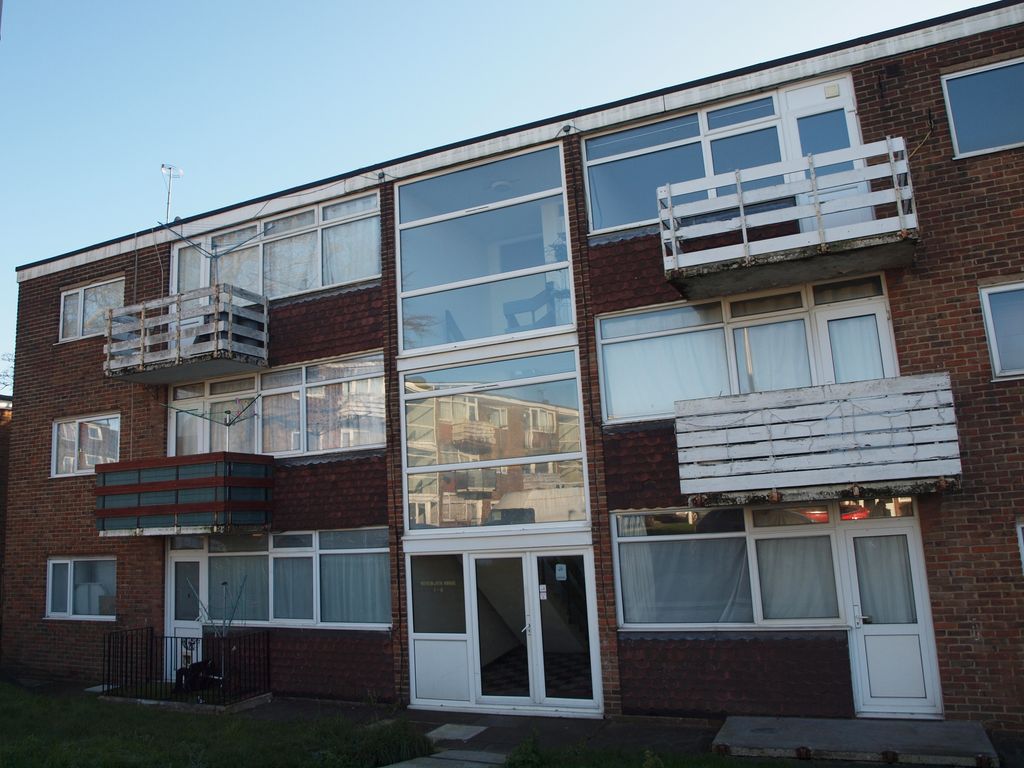 2 bed flat to rent in Cypress Court, Strood ME2, £1,100 pcm Zoopla