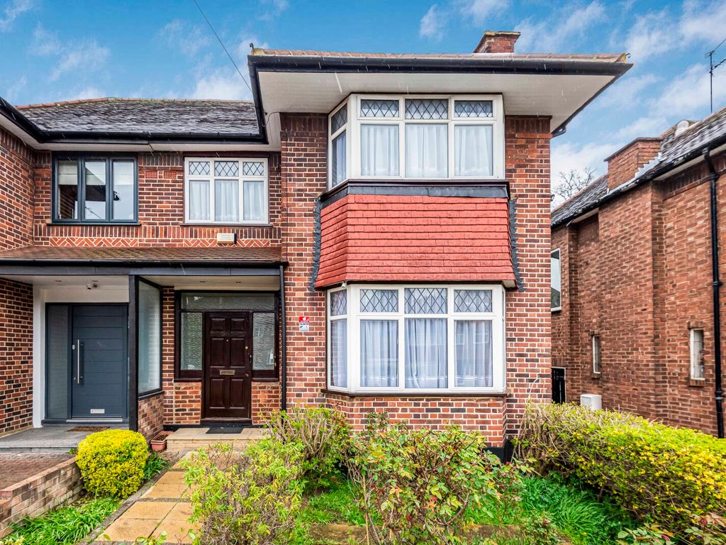 3 bed detached house to rent in Thornfield Avenue, Mill Hill, London