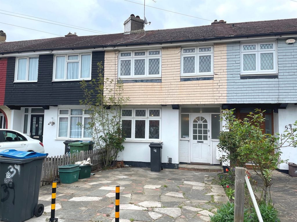 3 bed terraced house to rent in Sunray Avenue, Surbiton, Surrey. KT5