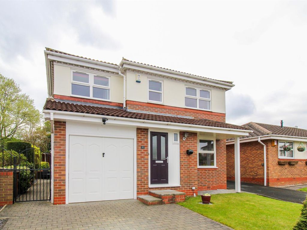 4 bed detached house for sale in Queensbury Avenue, Outwood, Wakefield
