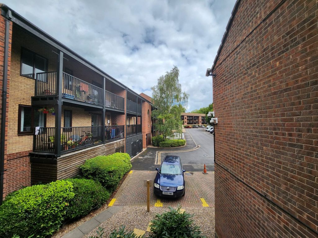 2 bed flat to rent in Grove Road, Nottingham, Nottinghamshire NG7, £