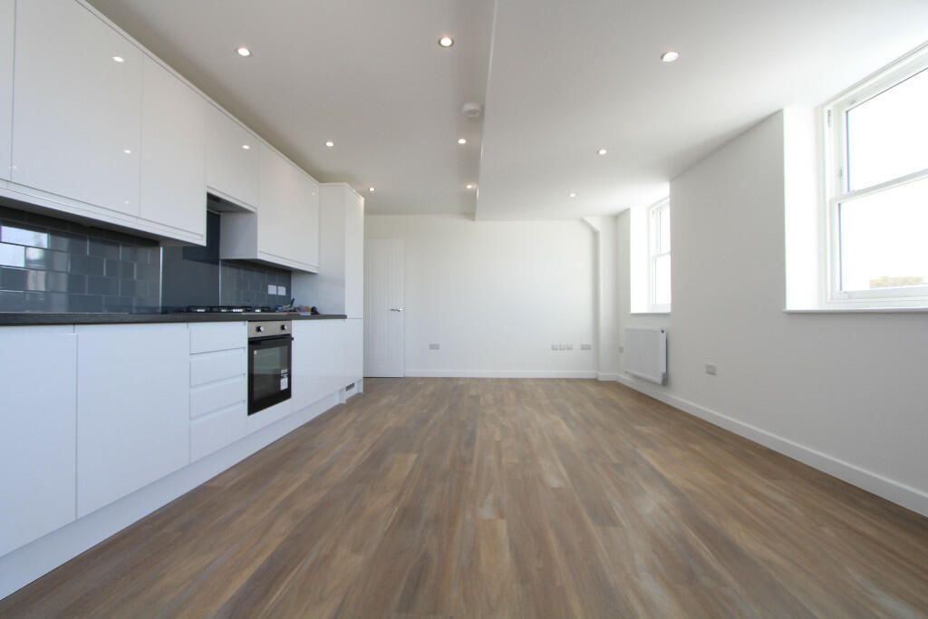 2 bed flat to rent in Disraeli Road, London SW15, £2,750 pcm Zoopla