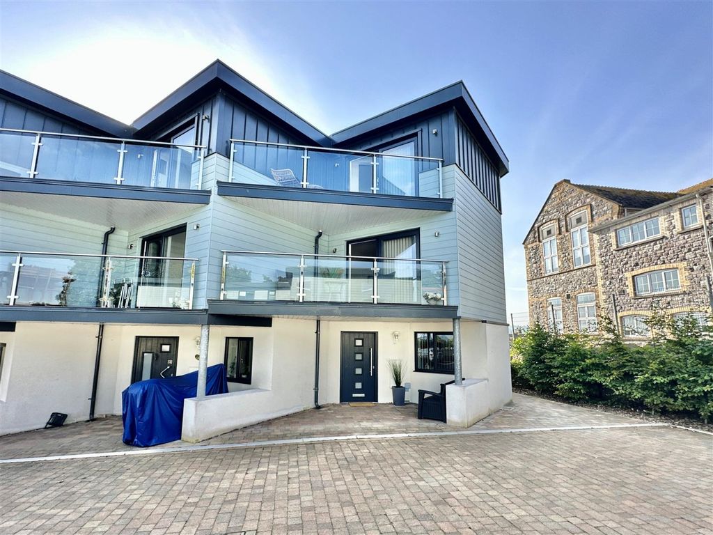 4 bed end terrace house for sale in Higher Furzeham Road, Furzeham