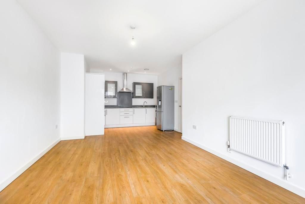 2 bed flat to rent in Buckingham Gardens, Slough SL1 Zoopla