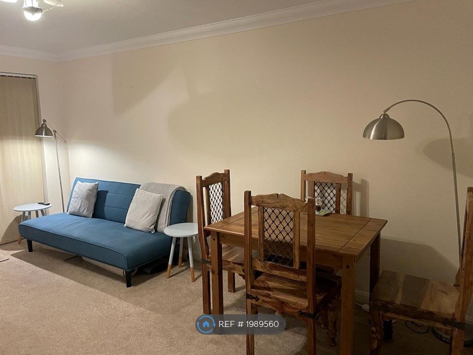 2 bed flat to rent in Island Court, Stortford CM23, £1,200 pcm