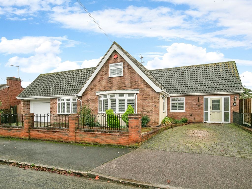 5 bed bungalow for sale in Southcliff Park, ClactonOnSea CO15, £