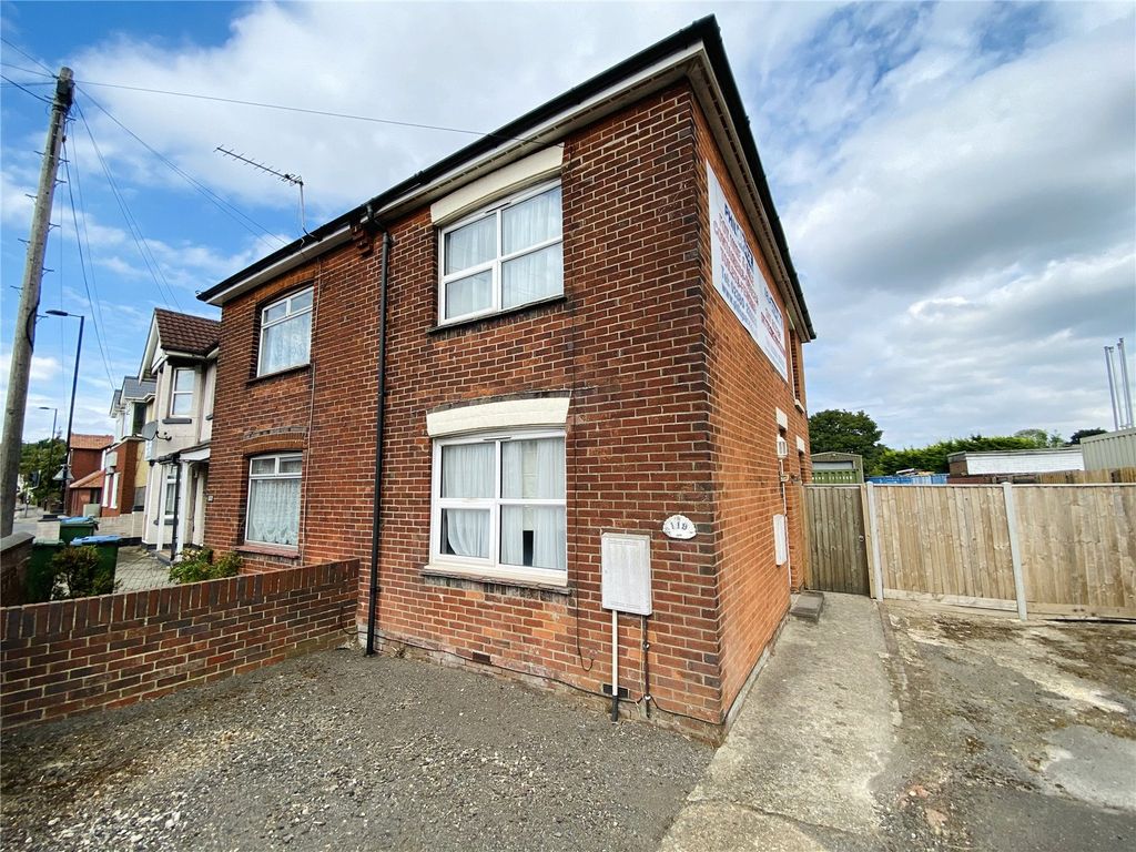 3 bed semidetached house to rent in Bitterne Road West, Southampton