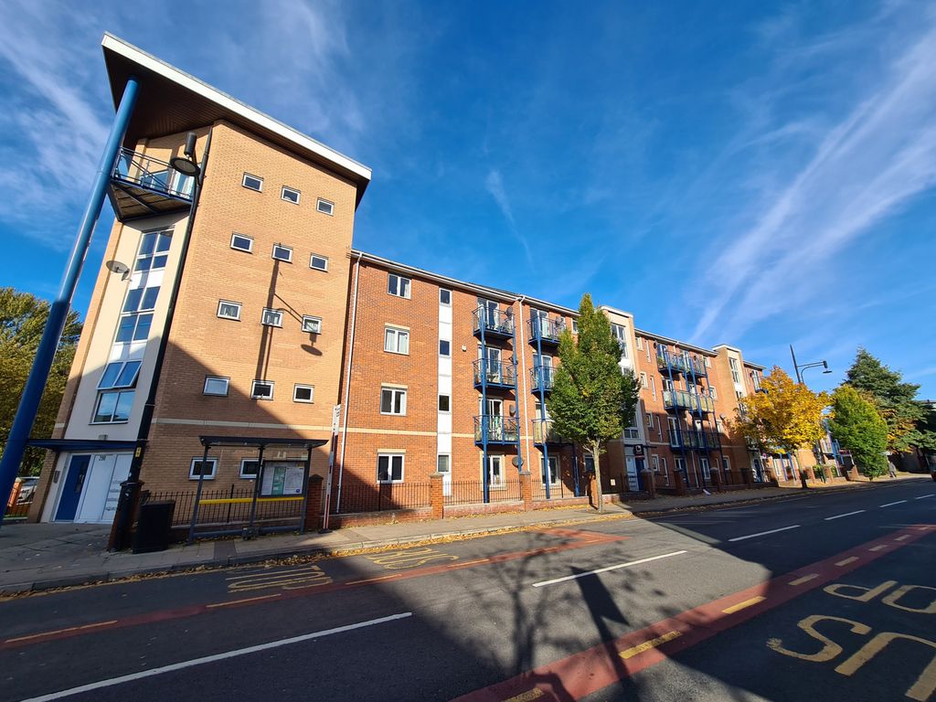 3 bed flat to rent in 288 Stretford Road, Hulme, Manchester. M15, £