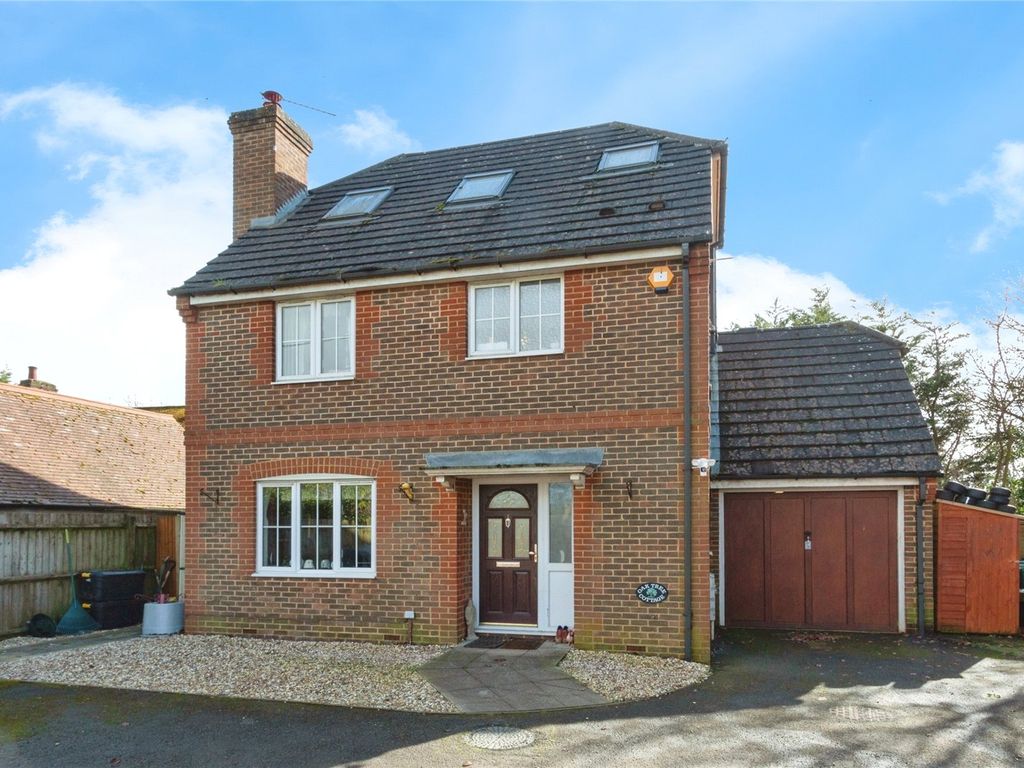 4 bed detached house for sale in Silchester Road, Tadley, Hampshire