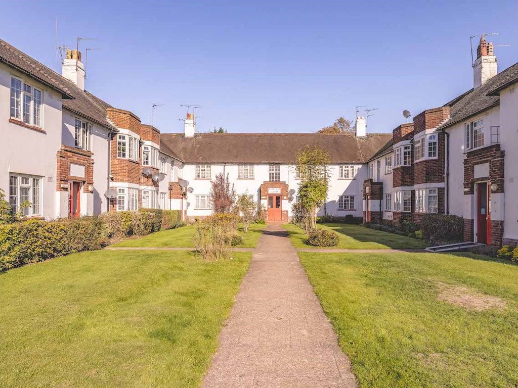 2 bed flat to rent in Buckfield Court, Bathurst Walk, Richings Park SL0