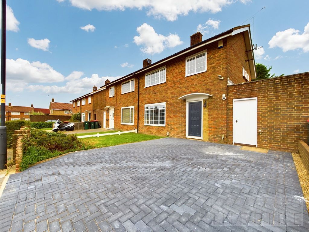 3 bed semidetached house for sale in Oxford Road, Crawley RH10, £