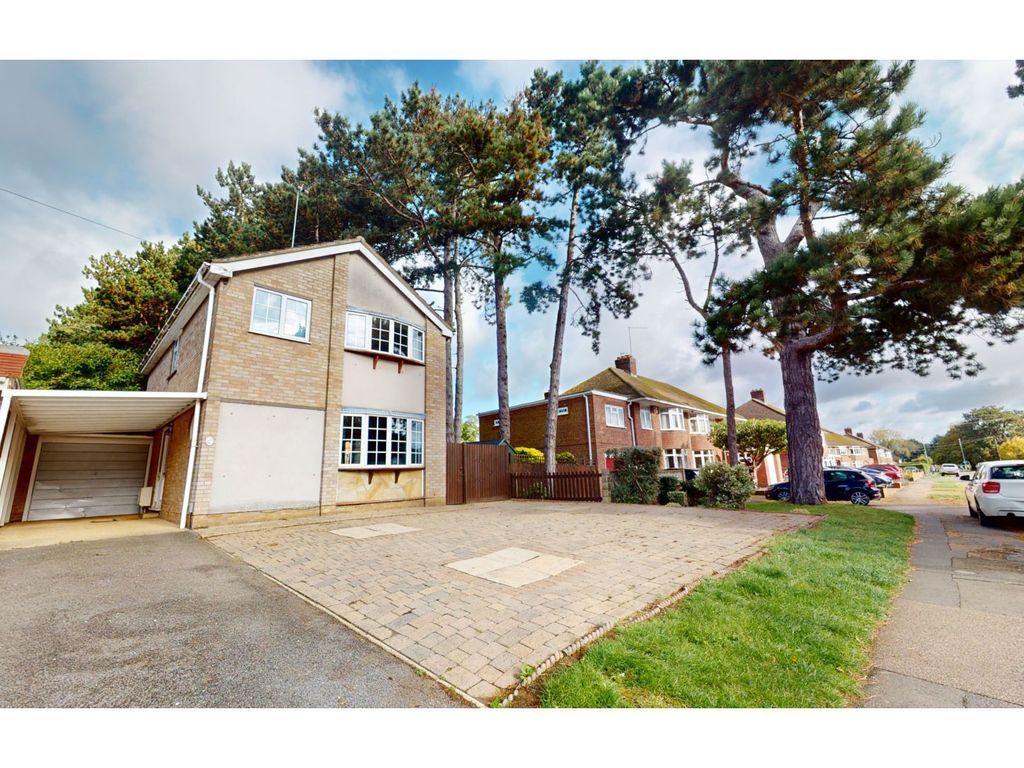 4 bed detached house for sale in Oaklands Drive, Northampton NN3, £