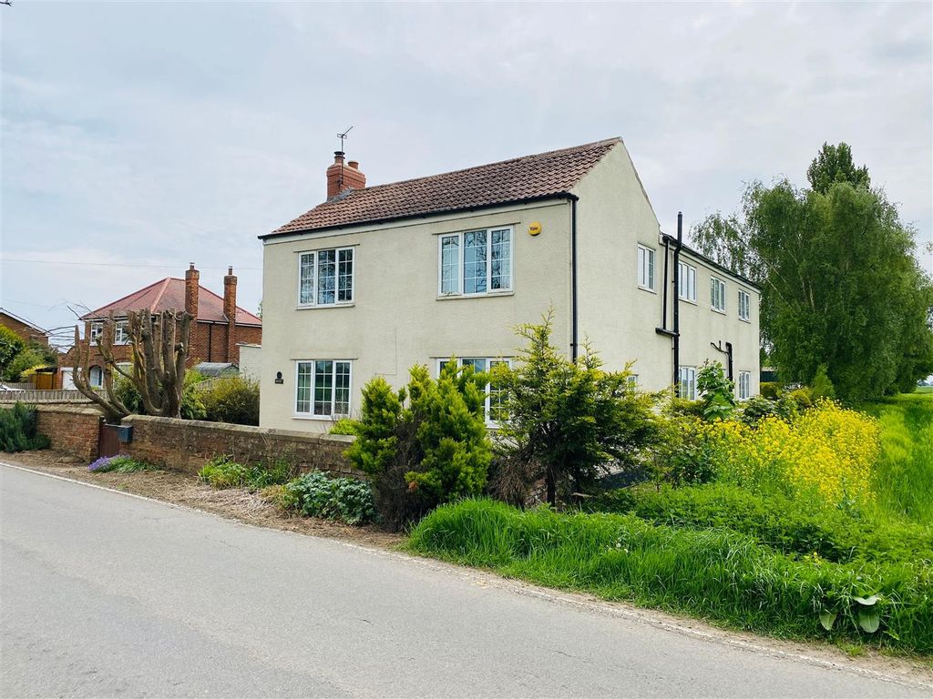 5 bed detached house for sale in Luddington Road, Eastoft, Scunthorpe