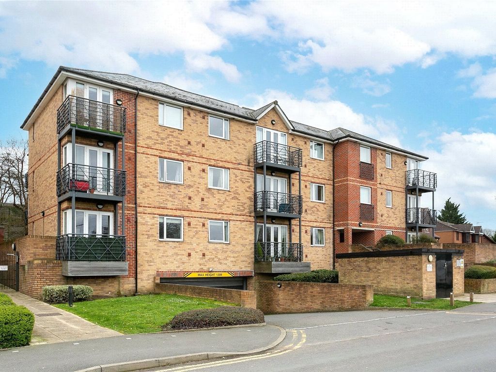 2 bed flat to rent in Old Watford Road, Bricket Wood, St. Albans
