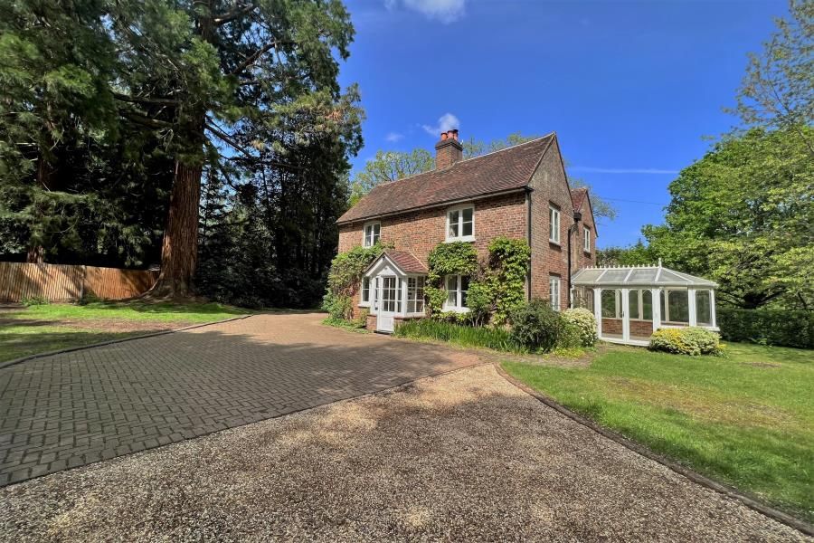 4 bed detached house to rent in Blackhorse Road, Hook Heath, Woking