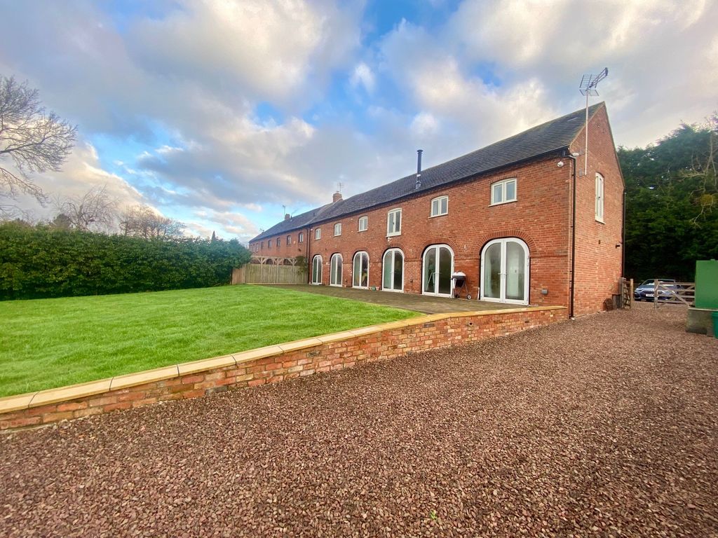 4 bed barn conversion to rent in High Park, Ombersley Road, Droitwich