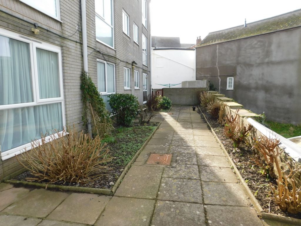 2 bed flat to rent in Victoria Road, EX34, £750 pcm Zoopla