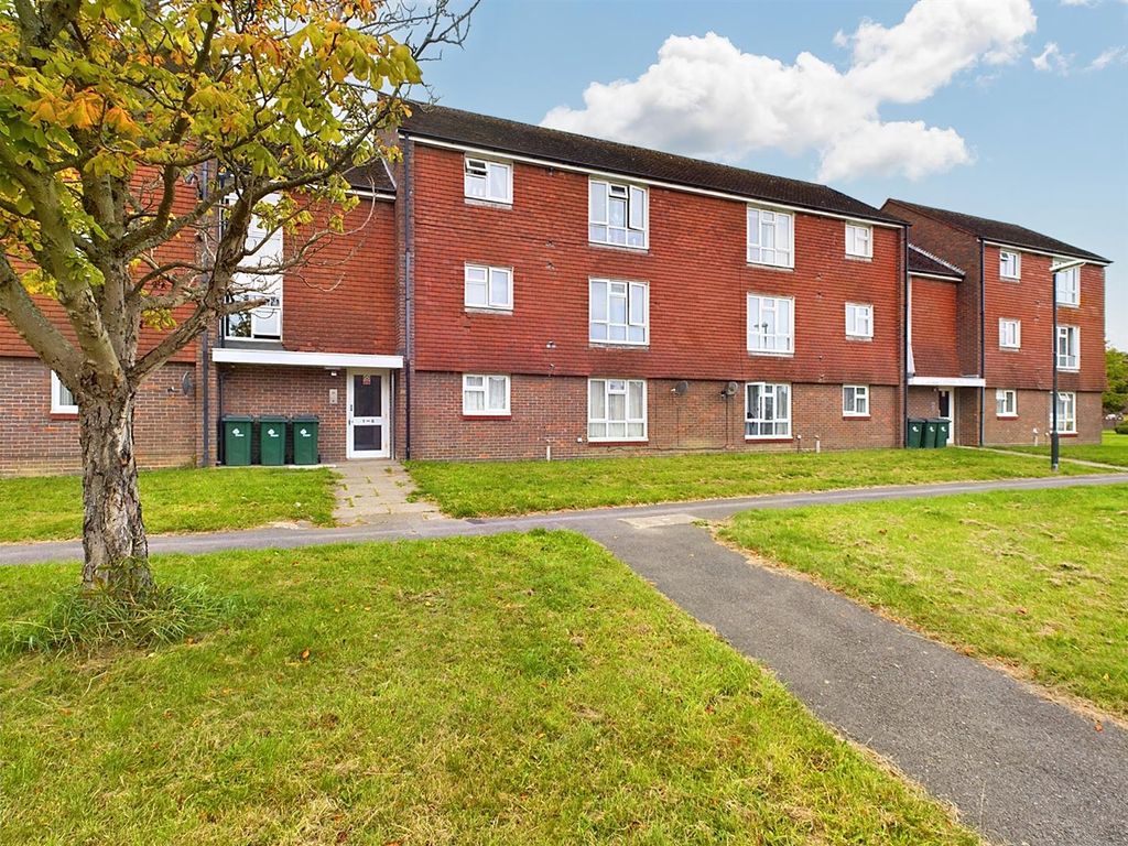 1 bed flat for sale in Comper Close, Bewbush, Crawley RH11, £180,000
