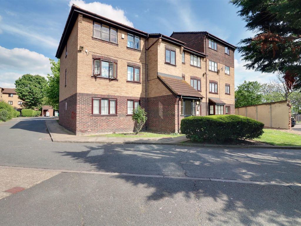 2 bed flat for sale in Conway Gardens, Grays RM17 Zoopla