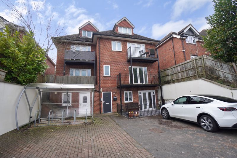 2 bed flat for sale in Kingsmead Road, High HP11, £269,950 Zoopla