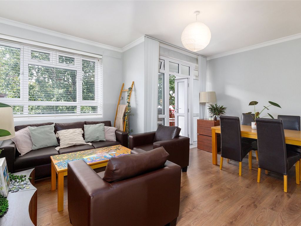 2 bed flat for sale in Albert Drive, Southfelds, London SW19, £375,000