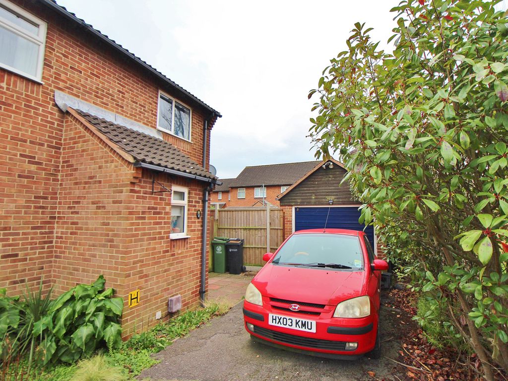 2 bed semidetached house for sale in Yardley Close, Portsmouth PO3, £