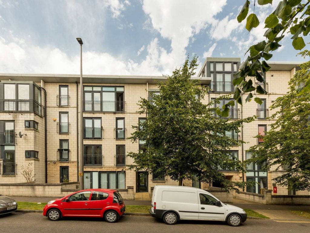 13/3 Waterfront Gait, Granton EH5  