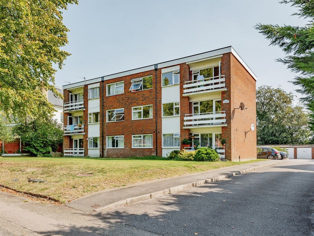 2 bed flat for sale in Ladbroke Road, Redhill RH1, £295,000 Zoopla