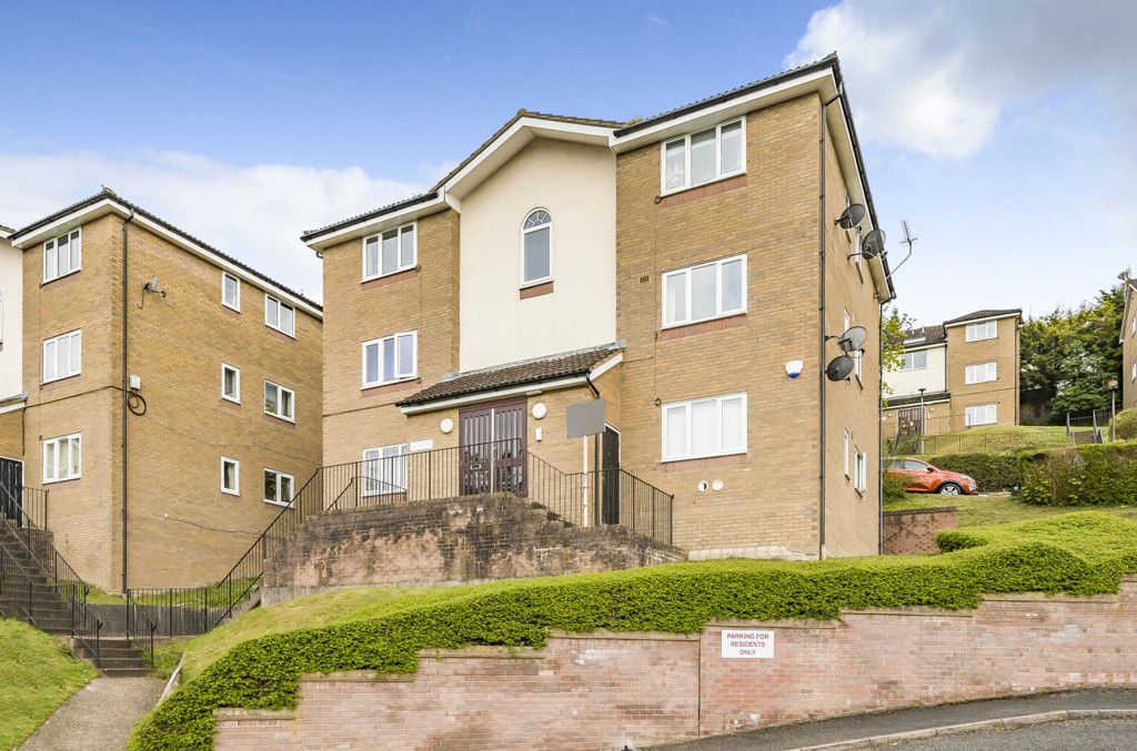 2 bed flat for sale in Lingfield Close, High Buckinghamshire